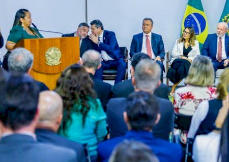 Lula assina projeto de lei que garante verba para piso da enfermagem