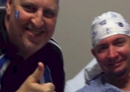 Pastor doa rim para homem que acabou de conhecer
