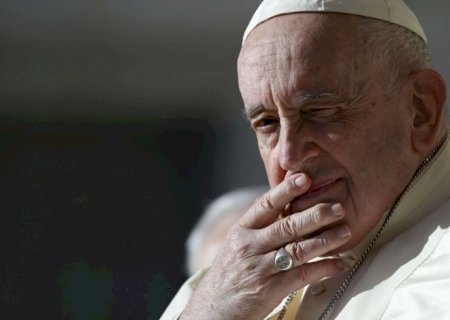 Papa Francisco será submetido a cirurgia intestinal de última hora