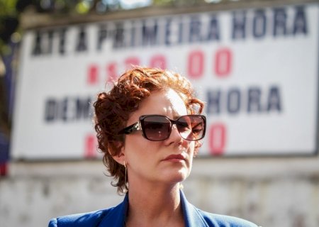 Carla Zambelli recebe alta do hospital após quadro de diverticulite