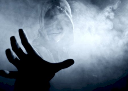 Obsessão espiritual é causada por espíritos em busca de álcool, drogas e até vingança; entenda