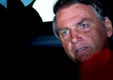 Bolsonaro se recupera em quarto após cirurgias 'de forma satisfatória', diz boletim médico