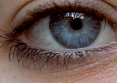 Procedimento para mudar cor dos olhos não é recomendado por médicos brasileiros