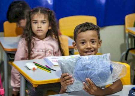 Batayporã inicia distribuição de kits de uniformes na Rede Municipal