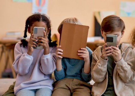 Novos estudos revelam os graves impactos do uso de celulares por crianças
