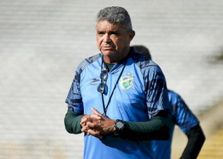 Bicampeão brasileiro e 'Rei do Acesso': conheça Flávio Araújo, técnico demitido pelo WhatsApp