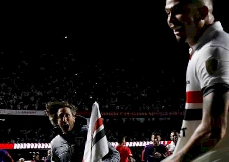 Zubeldía e alegria: reações do técnico do São Paulo já chamavam a atenção na LDU