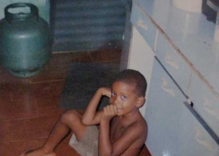 Fuga da igreja, sacrifício pela mãe e até tiro na perna: as histórias de Carlinhos, atacante do Flamengo