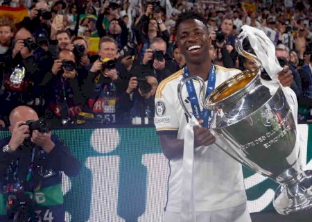 PSG demonstra interesse em Vinícius Júnior para substituir Mbappé, diz rádio francesa