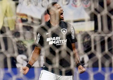 Botafogo supera Corinthians e assume a liderança do Brasileirão