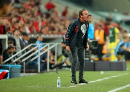 Cuca cita discussão entre zagueiro e dirigente e nega traição ao Athletico