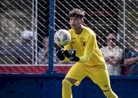 Ex-goleiro Bruno tenta se aproximar do filho para 'ajudá-lo no futebol'