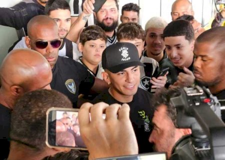 Thiago Almada desembarca no Rio de Janeiro para se apresentar ao Botafogo
