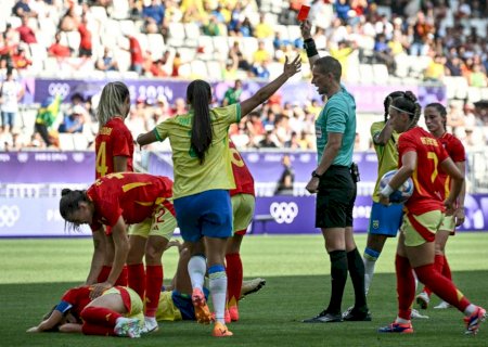 Com Marta expulsa e em prantos, Brasil perde para Espanha e depende de outros resultados para se classificar