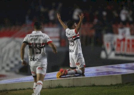 Joia da base marca, São Paulo vence o Vitória com time misto e se recupera no Brasileirão
