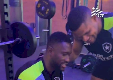 Bastos, do Botafogo, é avisado por Júnior Santos sobre convocação para seleção de Angola; veja