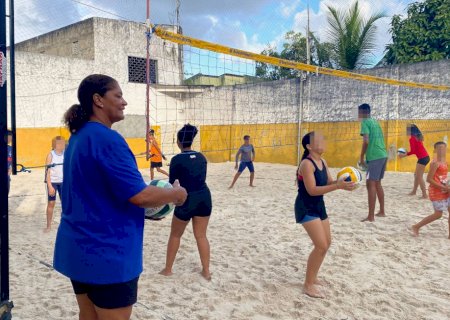Mãe de campeã olímpica em Paris-2024 ensina vôlei de praia em projeto social no Sergipe