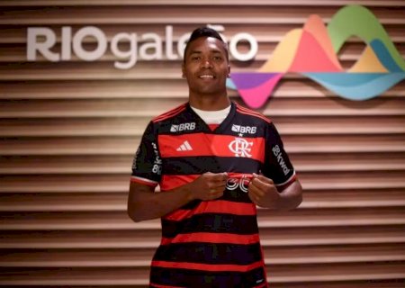 Alex Sandro desembarca no Rio de Janeiro e veste camisa do Flamengo