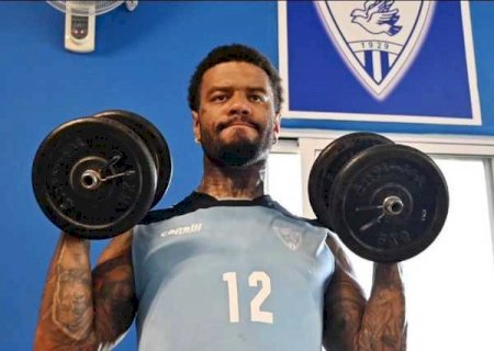 Lateral ex-São Paulo volta a atuar após superar tumor no cérebro