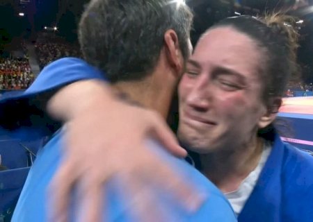 Mayra Aguiar chora após derrota, pede abraço a repórter e diz: 'A cobrança interna é muito grande'
