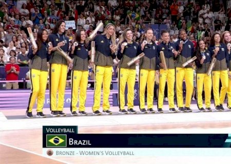 Brasil recebe medalha de bronze do vôlei e homenageia Pri Daroit