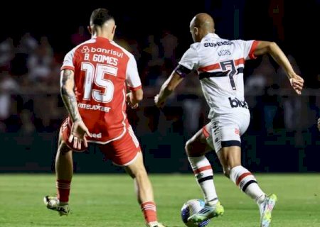 Lucas diz que São Paulo 'entregou' gols, e torcida cobra: 'É quarta-feira!'