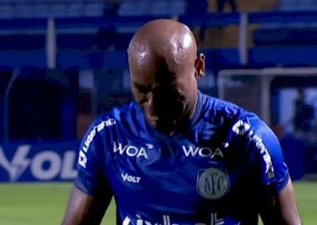 Vagner Love discute com a torcida, não dá entrevista e deixa Ressacada chorando