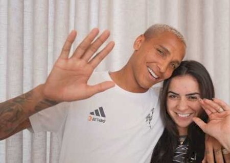 Conheça a mulher de Deyverson, que mudou a vida do atacante e caiu nas graças da torcida