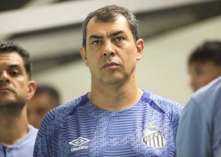 Carille deixa o gramado sob vaias e xingamentos após empate do Santos com o Novorizontino