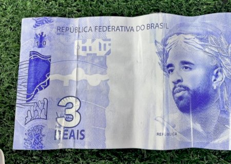 Torcida do Fortaleza leva cédula de R$ 3 para provocar Caio Alexandre