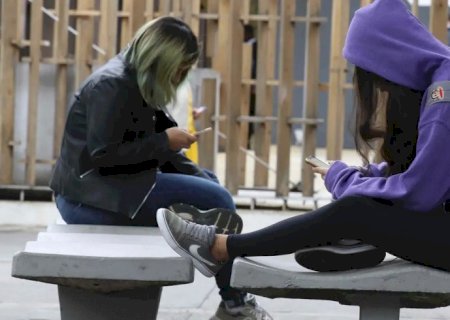 Educadores elogiam possível restrição ao uso de celulares nas escolas