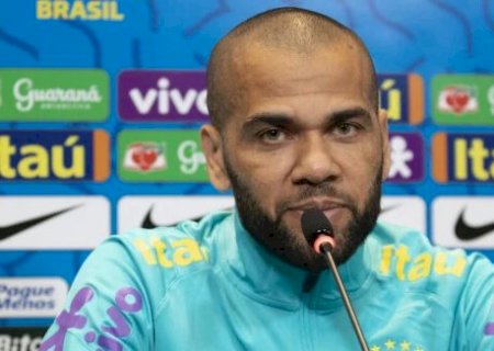 Ex-jogador Daniel Alves usa app de ‘pelada amadora’ e joga bola em Barcelona