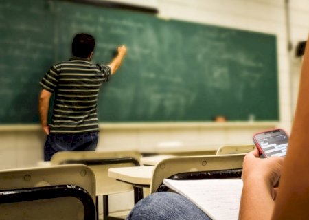 Celulares nas escolas: relator muda parecer e amplia proibição a toda a educação básica