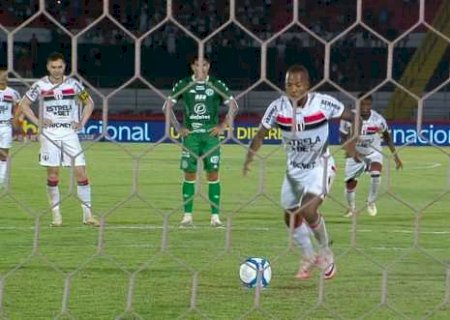 Cobrança de pênalti de ex-Santos chama atenção na Série B: 'Bugou o goleiro'