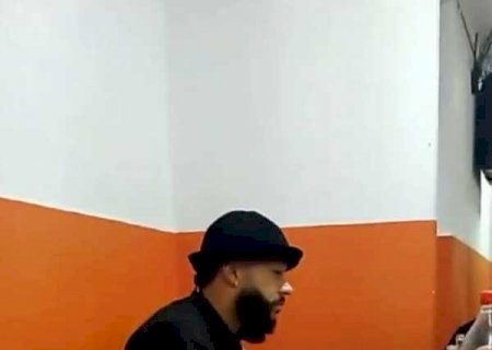 Depay no rolê: holandês conhece 'podrão' na folga e prestigia pelada