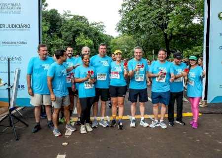 Ao lado da primeira-dama e de políticos, Riedel dá o exemplo e participa da Corrida dos Poderes