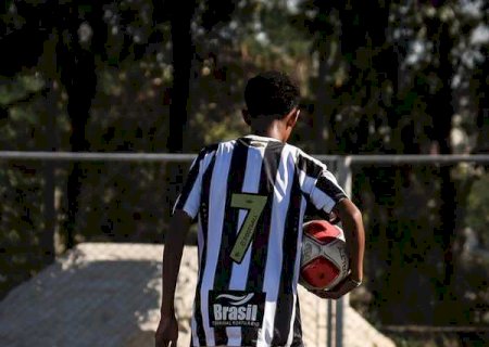 Como é a vida quase anônima do filho de Robinho na base do Santos