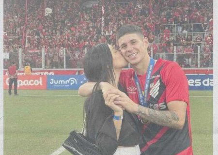 Esposa de Zapelli ironiza post do Athletico após derrota: 'Sigam criticando os gringos'