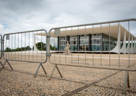 Barroso anuncia a volta de grades em volta do STF