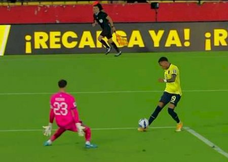 Quatro dias após título pelo Flamengo, Plata volta a marcar de 'cavadinha'; compare lances