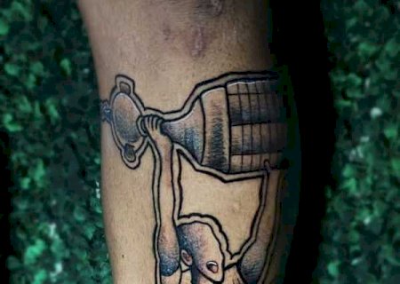 Torcedor do Botafogo tatua taças do Brasileirão e da Libertadores antes de decisões