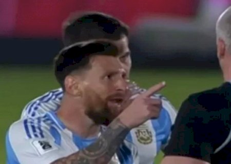 Messi ‘perde a linha’ e tira satisfação com Daronco em jogo contra o Paraguai