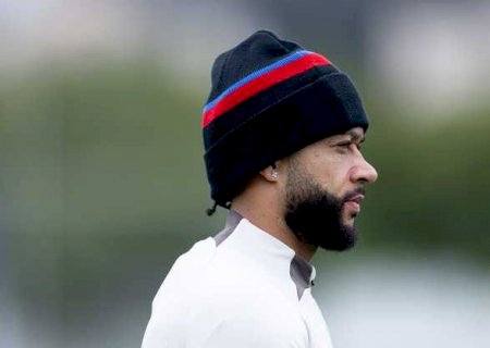Dribles, intensidade e muita resenha: como é o treino de Memphis Depay no Corinthians 