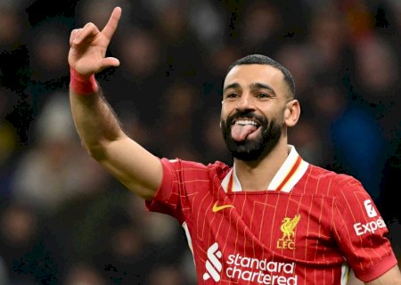 Mais espetacular a cada dia, Salah joga sorrindo