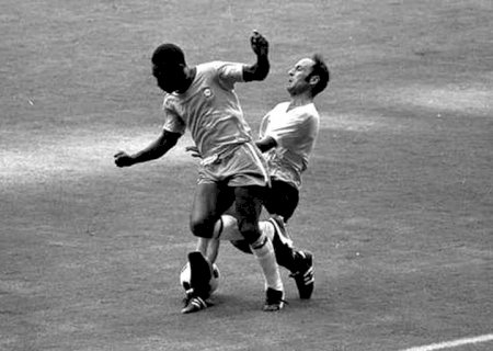 Nos dois anos da morte de Pelé, a lembrança de uma famigerada cotovelada