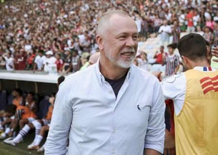 Presidente do clube concede entrevista coletiva e comunica que o treinador segue no comando da equipe