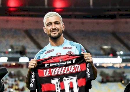 Com a benção de Zico, Arrascaeta recebe oficialmente a camisa 10 do Flamengo no Maracanã