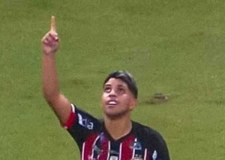 Sobrevivente da tragédia do Ninho do Urubu faz golaço contra o Bahia pelo estadual: 'Luto pelos amigos'