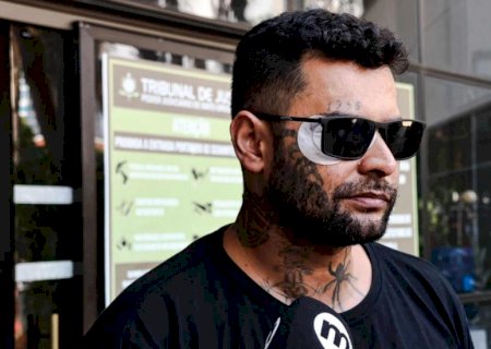 Presa em Campo Grande, mulher que deixou ex-tatuador cego com soda cáustica passa por audiência