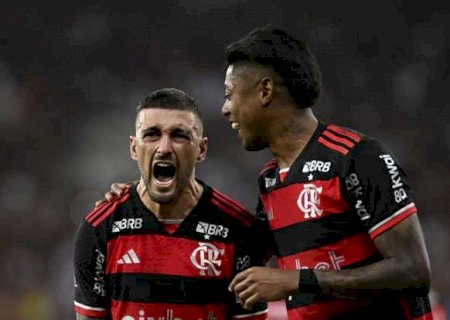 Arrascaeta e Bruno Henrique recebem homenagem por recorde de títulos pelo Flamengo